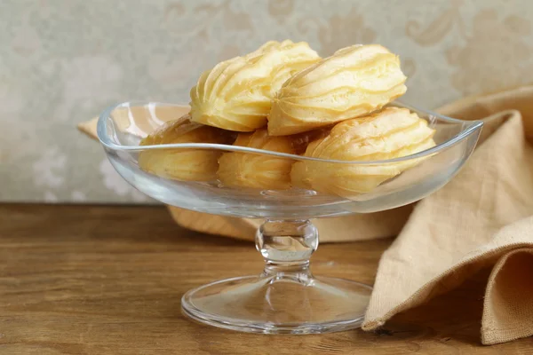 Випічка Чу на скляній підставці, святковий десерт — стокове фото