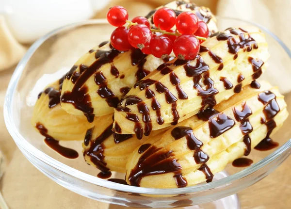 Pasteles Choux en base de soporte de vidrio, postre festivo —  Fotos de Stock