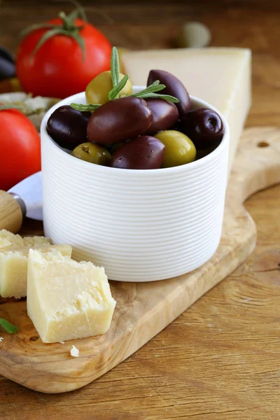 Olivy, parmesan sýrem, rajčaty a bazalkou — Stock fotografie