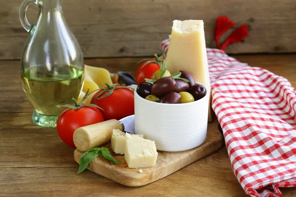 Azeitonas, queijo parmesão, tomate e manjericão — Fotografia de Stock