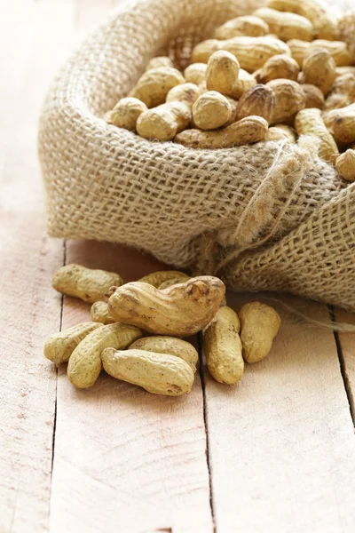 Erdnüsse in einer Tüte — Stockfoto