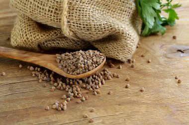 ahşap bir masa üzerinde karabuğday kabuğu çıkarılmış tane kuru