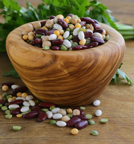 Surtido de diferentes tipos de frijoles - frijoles rojos, garbanzos, guisantes — Foto de Stock