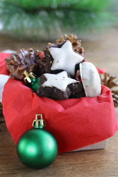 Weihnachten Lebkuchen mit Schokolade, süßes Geschenk — Stockfoto