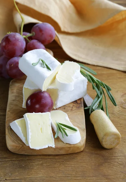 Zachte kaas met een witte schimmel (brie, camembert) — Stockfoto