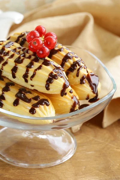 Pasteles Choux en base de soporte de vidrio — Foto de Stock