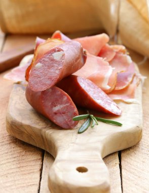 taze biberiye ile kurutulmuş sosis