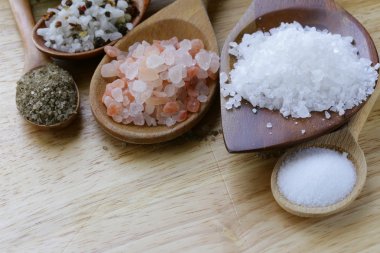 tuz (pembe, deniz, kara ve baharatlarla farklı türleri)