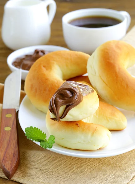 Rollos de pan con pasta de nueces de chocolate para el desayuno —  Fotos de Stock