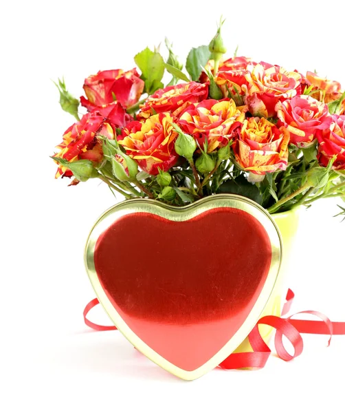 Bouquet of red roses in a vase and gift box on a white background — Stock Photo, Image