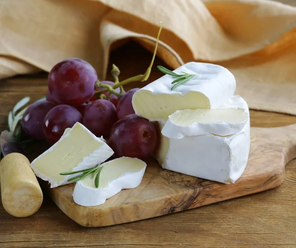 Fromage à pâte molle avec moule blanc — Photo