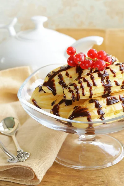 Choux Gebäck eclairs auf Glassockel, festliches Dessert — Stockfoto