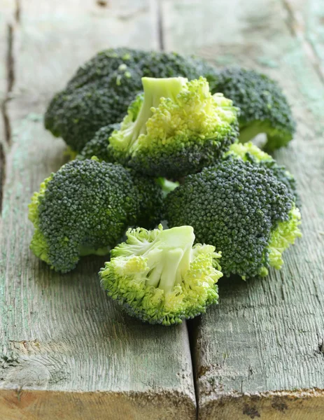 Fresh green broccoli on a wooden table — Stock Photo, Image