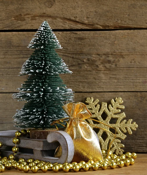 Праздничная композиция с елкой и украшениями — стоковое фото