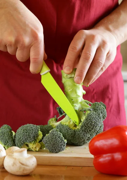 Hand man chef-kok koken plantaardige salade op houten tafel — Stockfoto