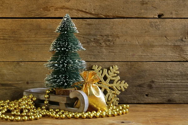 Composición festiva con árbol de Navidad y decoraciones —  Fotos de Stock
