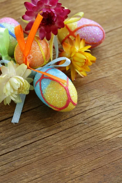 Decorative uova di Pasqua su sfondo di legno — Foto Stock