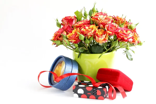 Bouquet de roses rouges dans un vase et coffret cadeau sur fond blanc — Photo