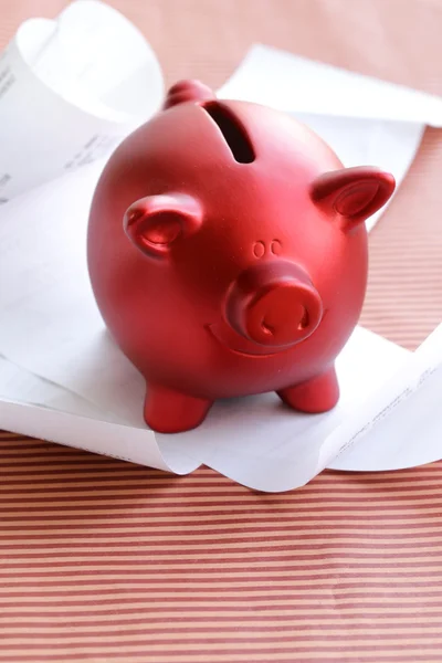 Cerdito rojo divertido con mucho recibo - concepto de ahorro —  Fotos de Stock