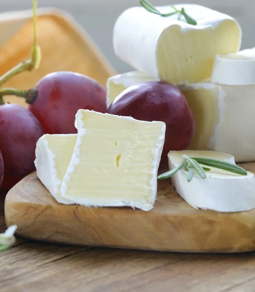 Zachte kaas met een witte schimmel (brie, camembert) — Stockfoto