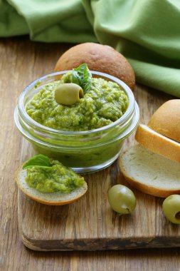 Yeşil Zeytin ve fesleğen soslu snack