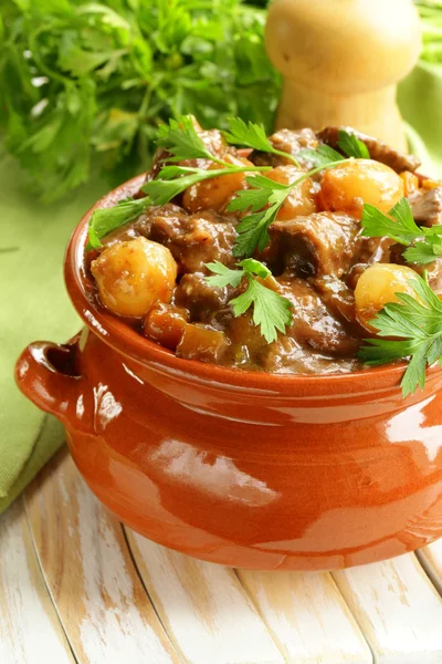 Estofado de carne con verduras y hierbas en una olla de barro - comida de confort — Foto de Stock