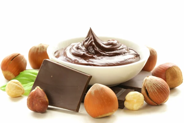 Słodka czekolada z orzechami laskowymi z całych orzechów — Zdjęcie stockowe