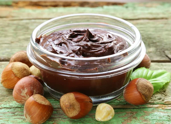 Süßer Schokoladen-Haselnussaufstrich mit ganzen Nüssen — Stockfoto