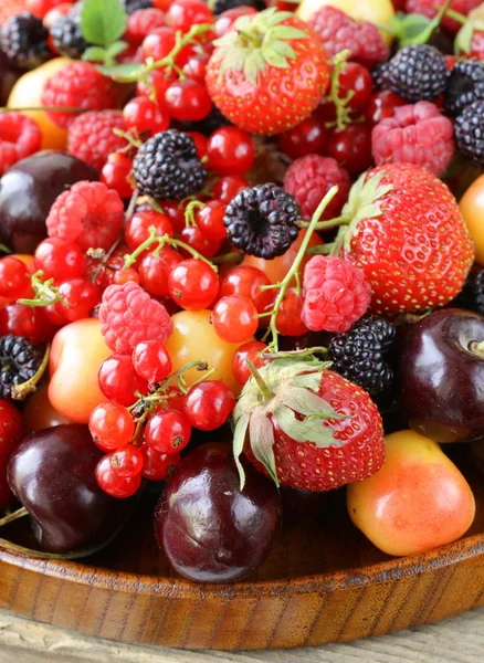 Berry sortiment - maliny, ostružiny, jahody, rybíz, třešně — Stock fotografie