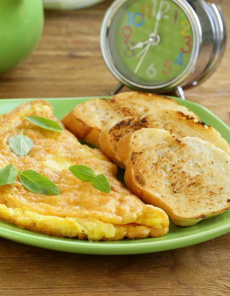 Świeżych jaj omlet z bazylią — Zdjęcie stockowe