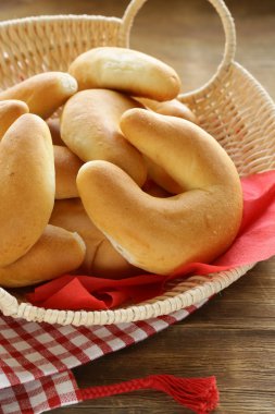 Mini tatlı Hilal ahşap masanın üzerine alır.