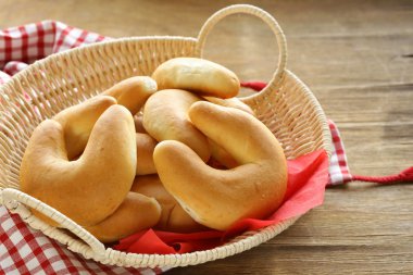 Mini tatlı Hilal ahşap masanın üzerine alır.