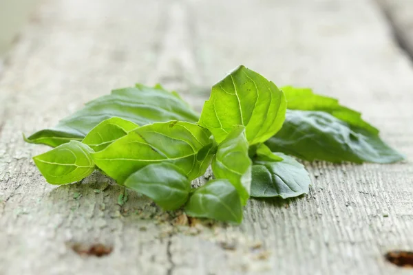 Φρέσκα φύλλα πράσινου βασιλικού σε ξύλινο φόντο — Φωτογραφία Αρχείου