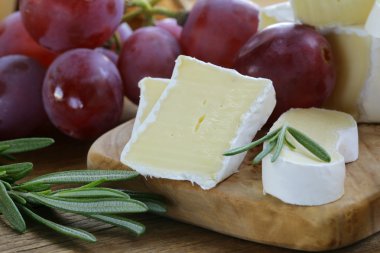 yumuşak bir beyaz kalıp (brie, camembert peyniri)