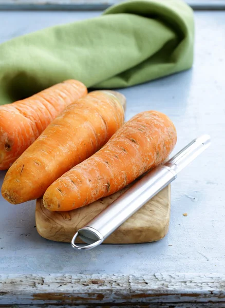 Cenouras laranja maduras no tabuleiro da cozinha — Fotografia de Stock