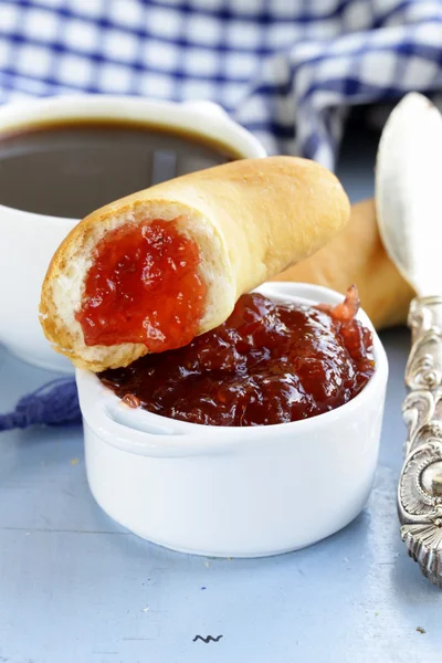 Mermelada de fresa y panecillos con una taza de café para el desayuno —  Fotos de Stock