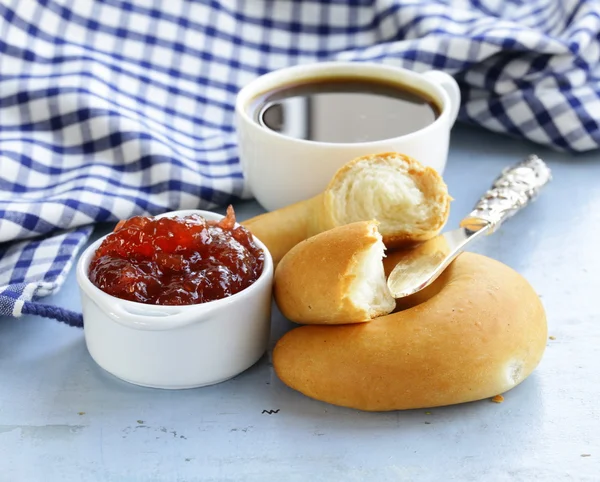 Jahodový džem a chléb závitky s šálkem kávy — Stock fotografie