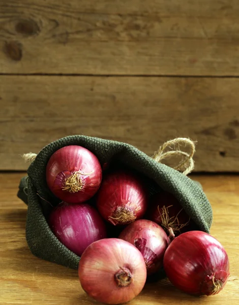 Ahşap bir masa üzerinde organik kırmızı soğan — Stok fotoğraf