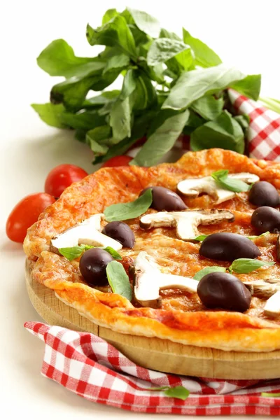 Pizza italiana con olive e funghi su tavola di legno — Foto Stock