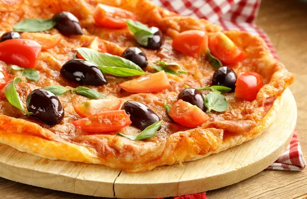 Pizza italiana con olive e pomodori su tavola di legno — Foto Stock
