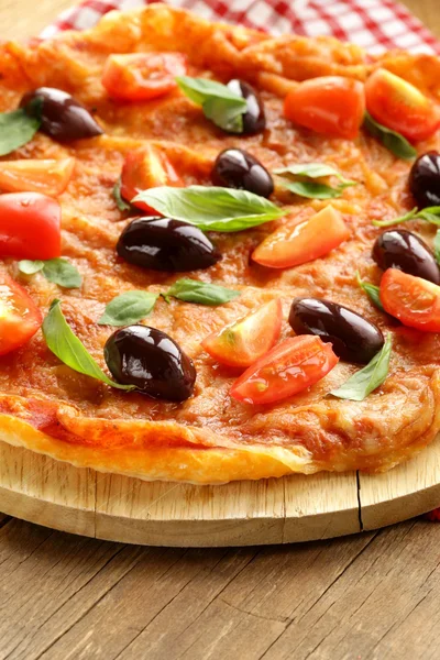 Italiaanse pizza met olijven en tomaten op houten bord — Stockfoto