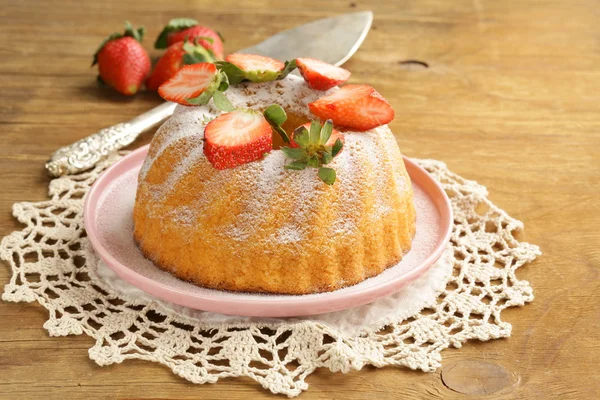 Round sponge cake with strawberries — Stock Photo, Image