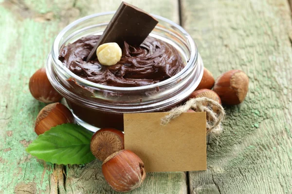 Słodka czekolada z orzechami laskowymi rozprzestrzeniania — Zdjęcie stockowe