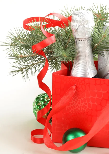 Composición navideña con champán y regalos sobre fondo blanco —  Fotos de Stock