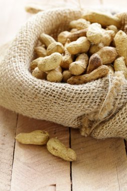 bir çanta içinde fıstık fındık