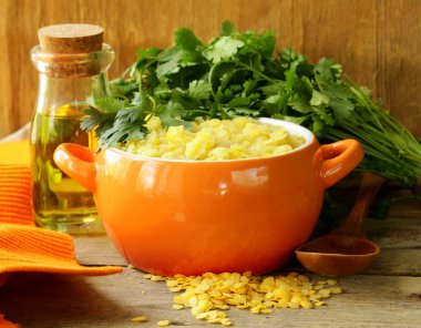 otlar ve baharatlar ile sarı mercimek, garnitür