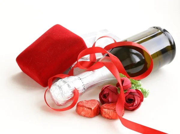 Festliche Flasche Champagner mit Schokolade und Geschenken — Stockfoto