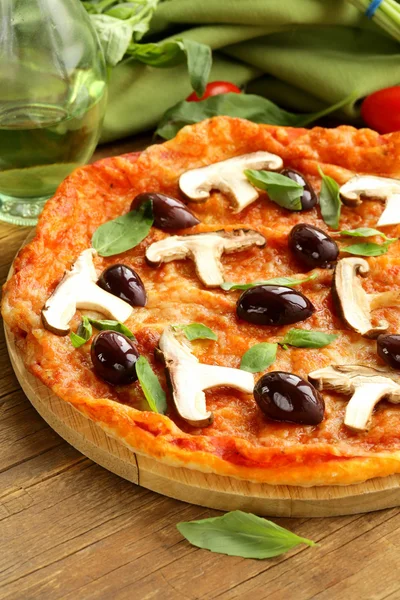 Pizza mit Oliven und Pilzen — Stockfoto