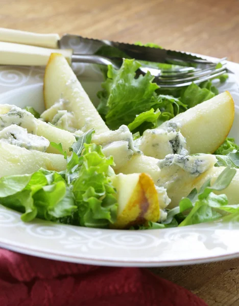 用梨和蓝纹奶酪美食沙拉 — 图库照片