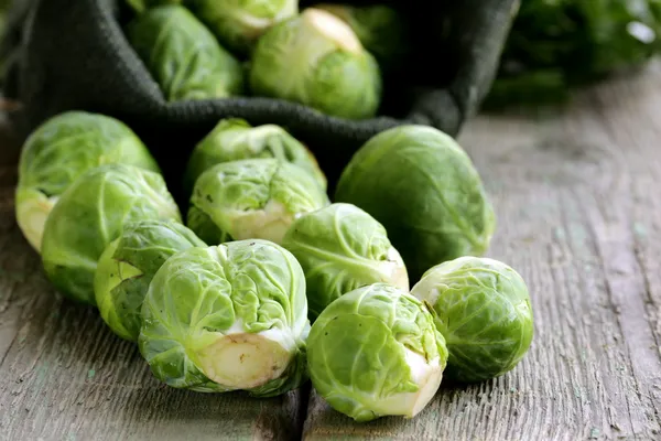 Fresh raw organic green brussel sprouts — Stock Photo, Image